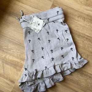 Kate Quinn mom ruffle shorts